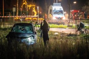 سيارة تخترق انتظار الفرح في هولندا