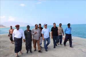 نائب وزير الصناعة يطلع على ميناء سقطرى ويبحث تعزيز التعاون المؤسسي والاقتصادي