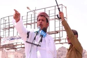 عندما يتذكّر الإخوان الدولة فجأة.. العليمي يكتشف "الشرعية" من بوابة الجنوب