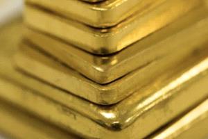 الذهب يعمق خسائره لأكثر من 3% مع جني الأرباح

