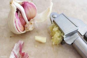 ماذا يحدث لأعراض الزكام عند تناول الثوم بانتظام؟