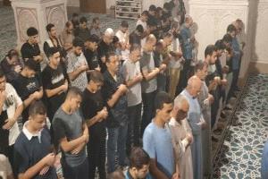 إمامة الجالس بين الجواز والأولى