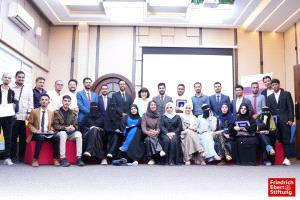 عدن.. اختتام برنامج "مهارات الخطابة والخطاب السياسي للشباب القيادي" بمشاركة واسعة وحضور رسمي