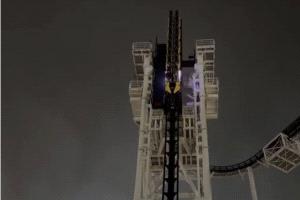 تكساس.. راكبان يعلقان على ارتفاع شاهق لمدة ساعة بعد تعطل لعبة أفعوانية