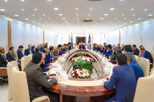 الرئيس الزُبيدي يقود اجتماعًا حاسمًا.. أمن الجنوب والخدمات وسعر الصرف على طاولة التنفيذ