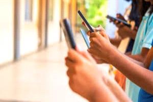 تشيلي تحظر الهواتف في المدارس: خطوة لمواجهة "وباء الرقمنة