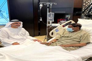 السفير الإماراتي يطمئن على صحة اللواء البحسني بعد عمليته في أبوظبي