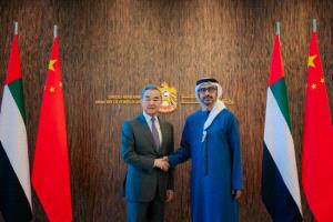 عبدالله بن زايد يلتقي وزير الخارجية الصيني لتعزيز العلاقات الاستراتيجية بين الإمارات والصين