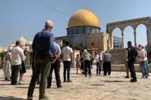 مستوطنون إسرائيليون يقتحمون المسجد الأقصى بحماية الشرطة