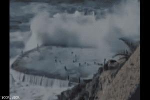 موجة عملاقة تباغت السباحين وتبتلع 4 منهم