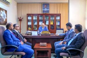 الرئيس الزُبيدي يتفقد وزارة الإعلام ويوجه بتعزيز الخطاب الوطني وتفعيل الإعلام الرسمي