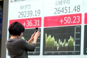 الين يصعد والبورصة اليابانية تتراجع مع تلميحات رفع الفائدة