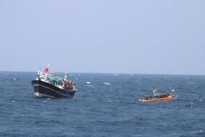 خفر السواحل اليمني يضبط قارب تهريب قبالة خليج عدن