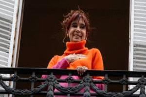 كيرشنر بين الجبرية والمشرط: جراحة طارئة لرئيسة الأرجنتين السابقة