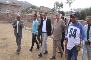 الفريق الرئاسي يتفقد مشروع إعادة تأهيل وتعشيب ملعب نادي الصمود الرياضي بالضالع