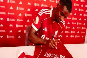 أغلى صفقة في تاريخ ليفربول تواجه كسر محتمل في الساق