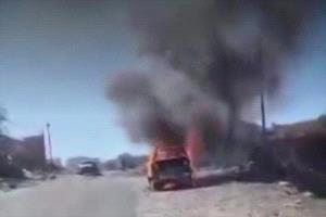 نار الاحتجاج في البيضاء: مواطن يحرق سيارته أمام أمن الحوثيين