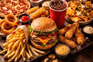 ماذا يحدث لجسمك عند تناول الوجبات السريعة يوميا؟