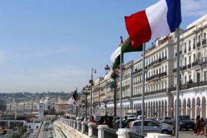 فرنسا تنتقد تجريم الاستعمار في الجزائر وتصفه بـ"عدائي للحوار"