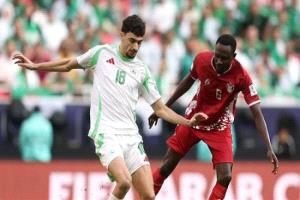 الجزائر تتألق بثلاثية في الشوط الأول ضد البحرين بكأس العرب