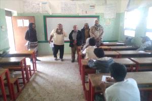 اليافعي يتفقد اختبارات لودر ويشيد بانضباط مدرسة محنف
