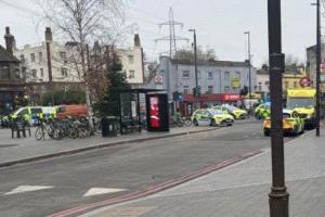 طعن داخل المترو يشل حركة محطة كوليرز وود في لندن