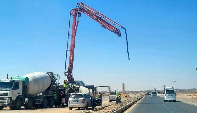 بدء الأعمال الأنشائية لتركيب أعمدة النقل لمحطة الطاقة الشمسية الإماراتية بشبوة
