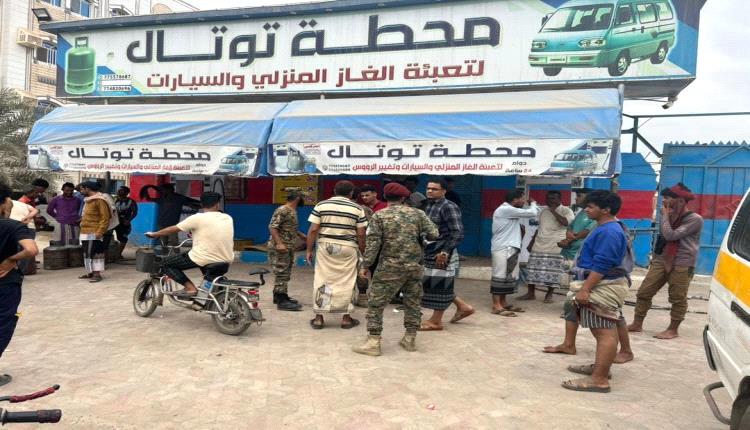 السلطة المحلية بالشيخ عثمان تغلق محطات الغاز المخالفة لتسعيرة 8 الف ريال
