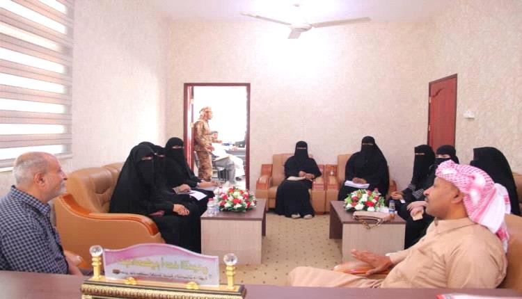 طلاب جامعة المهرة يطلعون على آليات العمل الحكومي في الخدمة المدنية