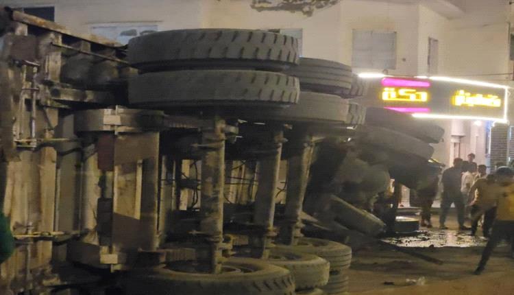 انقلاب شاحنة كبيرة في المعلا يثير مطالبات بتنظيم حركة الشاحنات في الشوارع المزدحمة