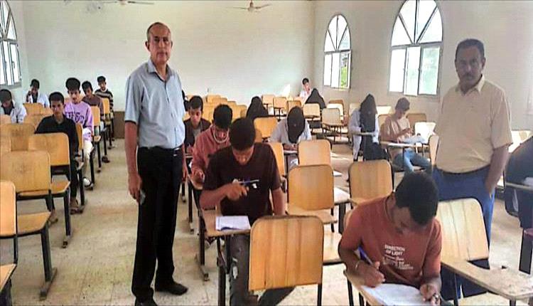 لحج... عميد كلية ردفان الجامعية يدشن امتحانات الدور الأول للفصل الدراسي الأول
