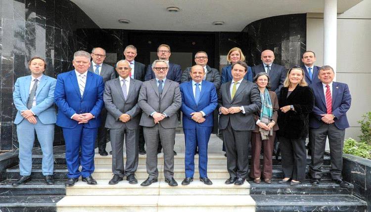 دعوة من الحكومة الشرعية للأوروبيين للاقتداء بأميركا
