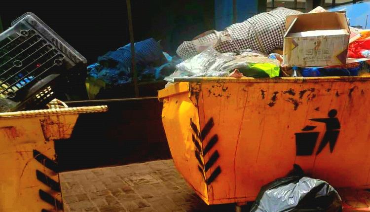 بـ"تعليمات صارمة".. السعودية تبدأ مصادرة أغراض اليمنيين وتلقي بها في القمامة عند المنفذ