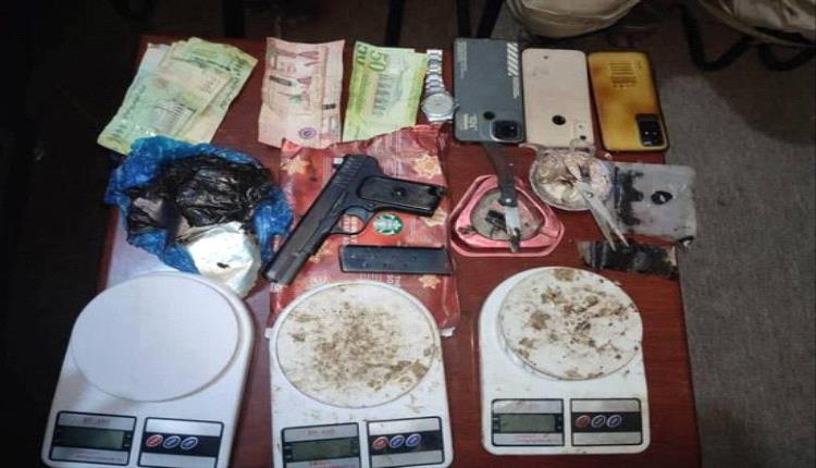 مداهمة نوعية في المكلا.. سقوط عصابة مسلحة تروّج الحشيش