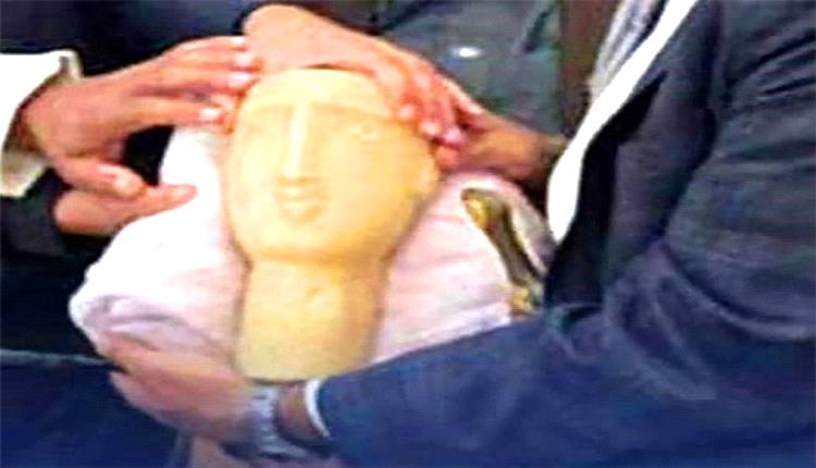 مواطن يسلّم رأس ملك أثري لمتحف صنعاء تنفيذًا لوصية والده