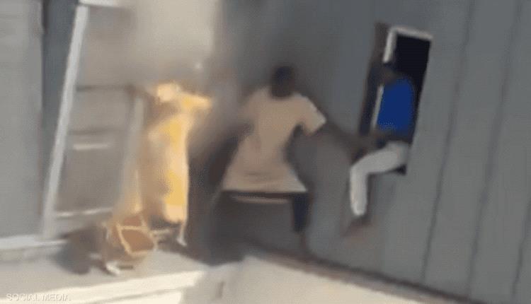 رجل يعرض حياته للخطر وينقذ جيرانه من حريق ضخم