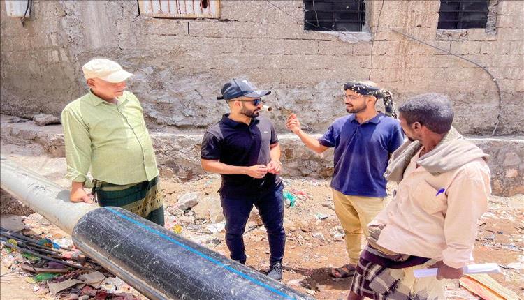 مدير صيرة يوجه بإصلاح أنابيب الصرف الصحي في منطقة الخساف
