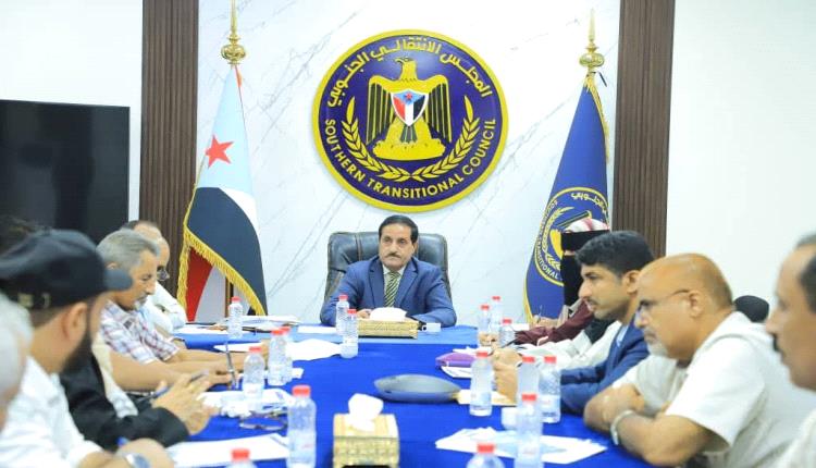 حرب التجويع الناعمة.. المجلس الانتقالي يحذّر من انهيار اقتصادي وشيك في الجنوب