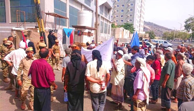 عدن تشتكي والحكومة تبكي.. "معاشيق" يسمع صوت الشارع ويشكو مثله!
