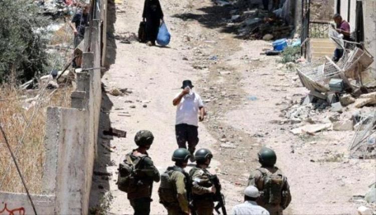 مستوطنون إسرائيليون يهجرون 25 عائلة فلسطينية بالقدس
 
