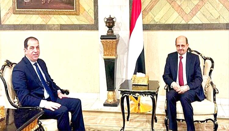 وزير الخارجية اليمني يبحث مع برنامج الغذاء العالمي تحديات استمرار المساعدات الإغاثية وسط تصعيد الحوثيين