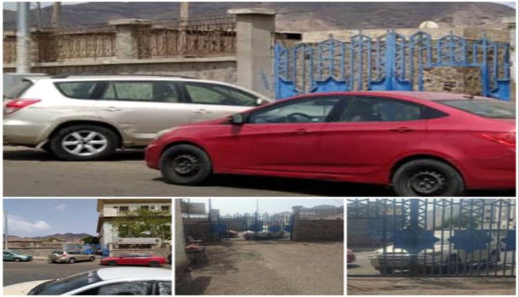 أشخاص تابعون لكلية الحاسوب يغلقون بوابة مبنى المعهد الصناعي بالمعلا