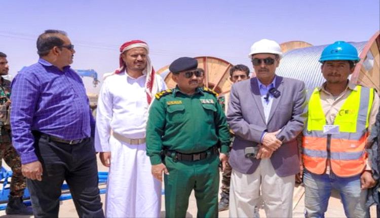 نائب محافظ شبوة يشيد بتقدم مشروع الطاقة الشمسية