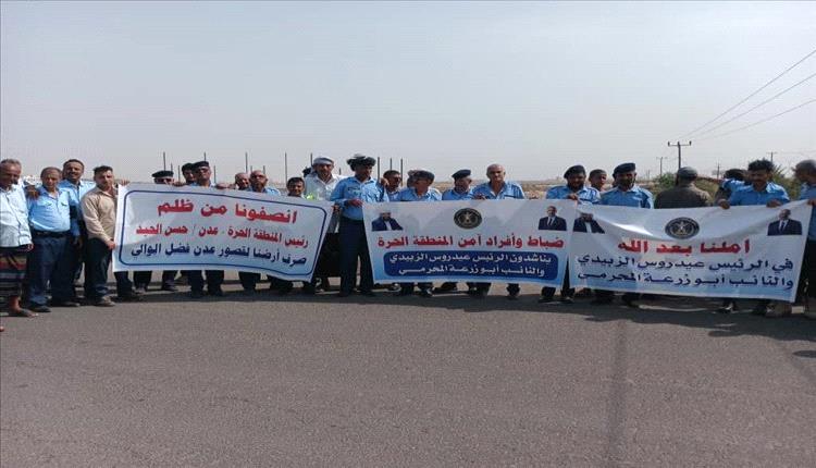 "أراضينا ليست للبيع".. وقفة احتجاجية لأعضاء جمعية أمن المنطقة الحرة ضد تمليك أراضيهم لمستثمر