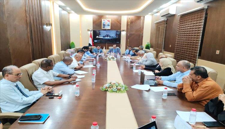 وزير الصحة في عدن يُعلن الطوارئ: تعبئة صحية شاملة لمواجهة الكوليرا وشلل الأطفال وسوء التغذية