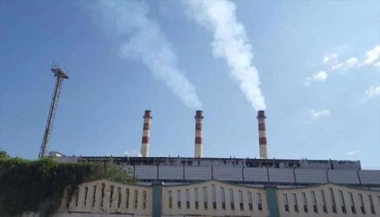 دخول باخرة محمّلة بالمازوت إلى ميناء الزيت لتفريغ شحنتها المخصصة لكهرباء عدن