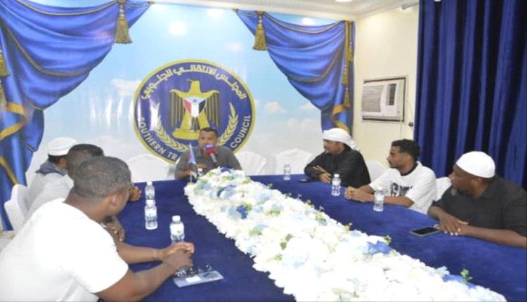 مهرجان البلدة الرياضي.. المكلا تتزين برياضات البحر