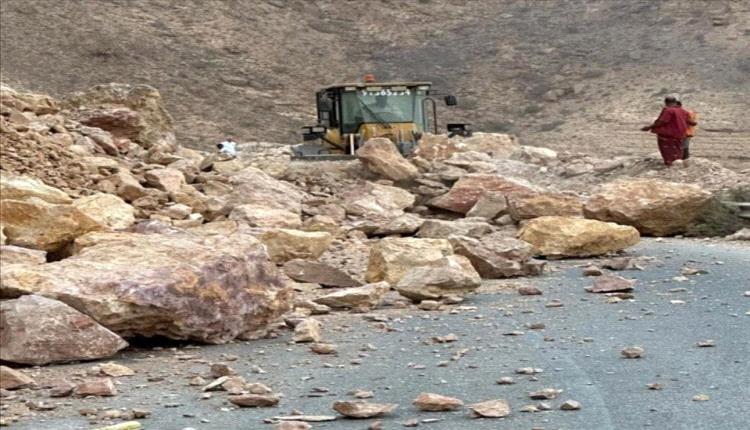 استجابة سريعة تنقذ طريق المهرة الدولي من الإغلاق بعد انهيار صخري مفاجئ

