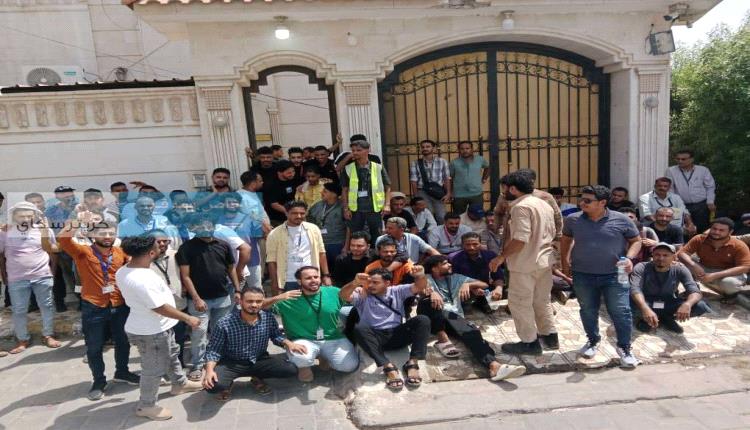 موظفو مطار عدن يحتجون: لا أرقام وظيفية ولا تأمين صحي.. والراتب بسعر صنعاء!