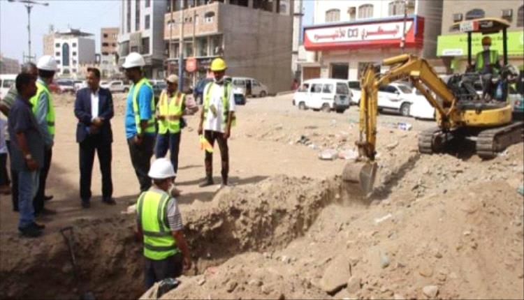 الوكيل الزامكي يتفقد سير العمل في مشروع إعادة تأهيل شارع الخمسين